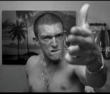 Crâne rasé pour Vincent Cassel dans La Haine (1995)...