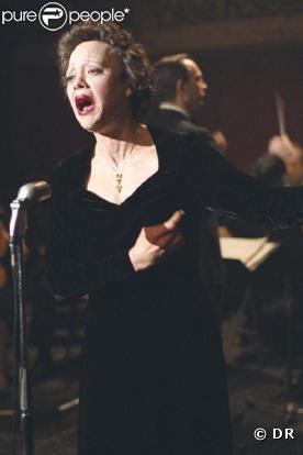 Et pour Marion Cotillard, ça valait le coup de se raser l'implantation des cheveux en haut du front et les sourcils pour mieux ressembler à Edith Piaf !