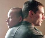 Samantha Morton, dans Minority Report en 2002... Encore un film de science-fiction avec une femme rasée ! 