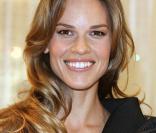 Egérie du parfum Insolence de Guerlain, Hilary Swank n'a pas débuté par des rôles ultra glamour... 