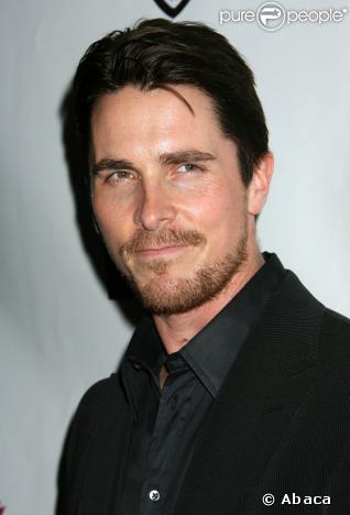 Christian Bale n'est-il pas sexy avec sa mine de super-héros ? Pourtant, il n'a pas été toujours au top de sa forme et il remporte la palme du...yo-yo !