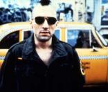 Crâne rasé et coupe iroquois pour Robert de Niro dans Taxi Driver (1976)...
