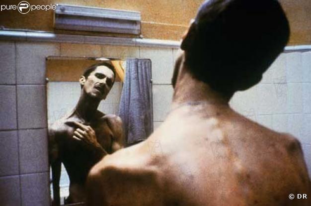 Pour The Machinist (2005), l'acteur américain a perdu 28 kg en 3 mois et faisait parfois des nuits blanches pour être au plus près de son personnage d'insomniaque. Méconnaissable et cadavérique, c'est une composition traumatisante pour ce comédien.