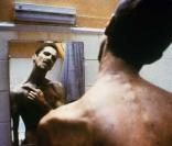 Pour The Machinist (2005), l'acteur américain a perdu 28 kg en 3 mois et faisait parfois des nuits blanches pour être au plus près de son personnage d'insomniaque. Méconnaissable et cadavérique, c'est une composition traumatisante pour ce comédien.