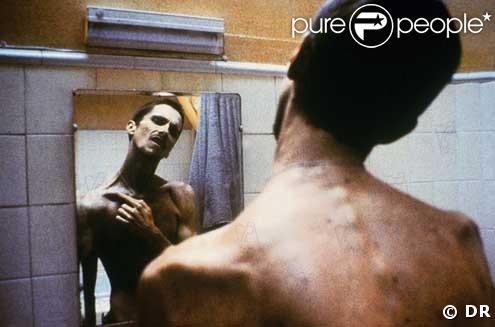Pour The Machinist (2005), l'acteur américain a perdu 28 kg en 3 mois et faisait parfois des nuits blanches pour être au plus près de son personnage d'insomniaque. Méconnaissable et cadavérique, c'est une composition traumatisante pour ce comédien.