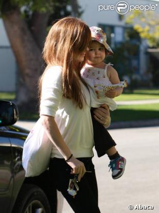 Isla Fisher sort de chez le médecin avec sa petite Olive