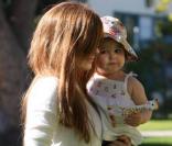 Isla Fisher sort de chez le médecin avec sa petite Olive