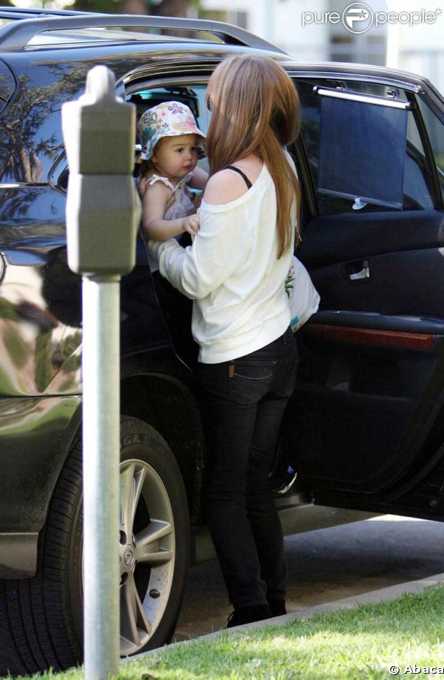 Isla Fisher sort de chez le médecin avec sa petite Olive