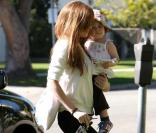 Isla Fisher sort de chez le médecin avec sa petite Olive
