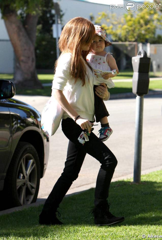 Isla Fisher sort de chez le médecin avec sa petite Olive