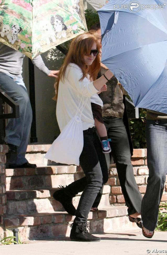 Isla Fisher sort de chez le médecin avec sa petite Olive