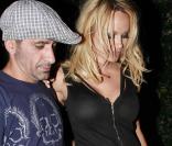 Pamela Anderson n'a visiblement pas froid... aux yeux dans sa tenue transparente