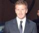 Fashion week masculine 2009-2010 à Milan : David Beckham arrive et peaufine les détails... Attention : il ne manque plus qu"une oreillette, et on risquera de le confondre avec le garde du corps du président ! 