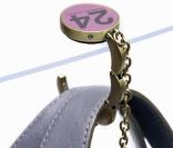  Zoom sur l'accessoire, de la collection printemps été 2009, signé Gérard Darel permettant de suspendre son sac où bon vous semble. 
 &nbsp; 