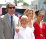 Michelle Pfeiffer, son mari David E. Kelly et leurs enfants, Claudia Rose, adoptée en 1993 et John Henry, né en 1994. 