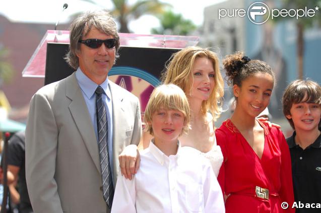 Michelle Pfeiffer, son mari David E. Kelly et leurs enfants, Claudia Rose, adoptée en 1993 et John Henry, né en 1994. 