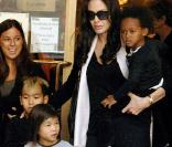 Angelina Jolie et ses trois enfants adoptés : Maddox, né le 5 août 2001 au Cambodge et adopté en 2002 ; Zahara, née le 8 janvier 2005 en Éthiopie et adoptée en 2005 ; Pax Thien, né le 23 novembre 2003 au Vietnam et adopté en 2007. 