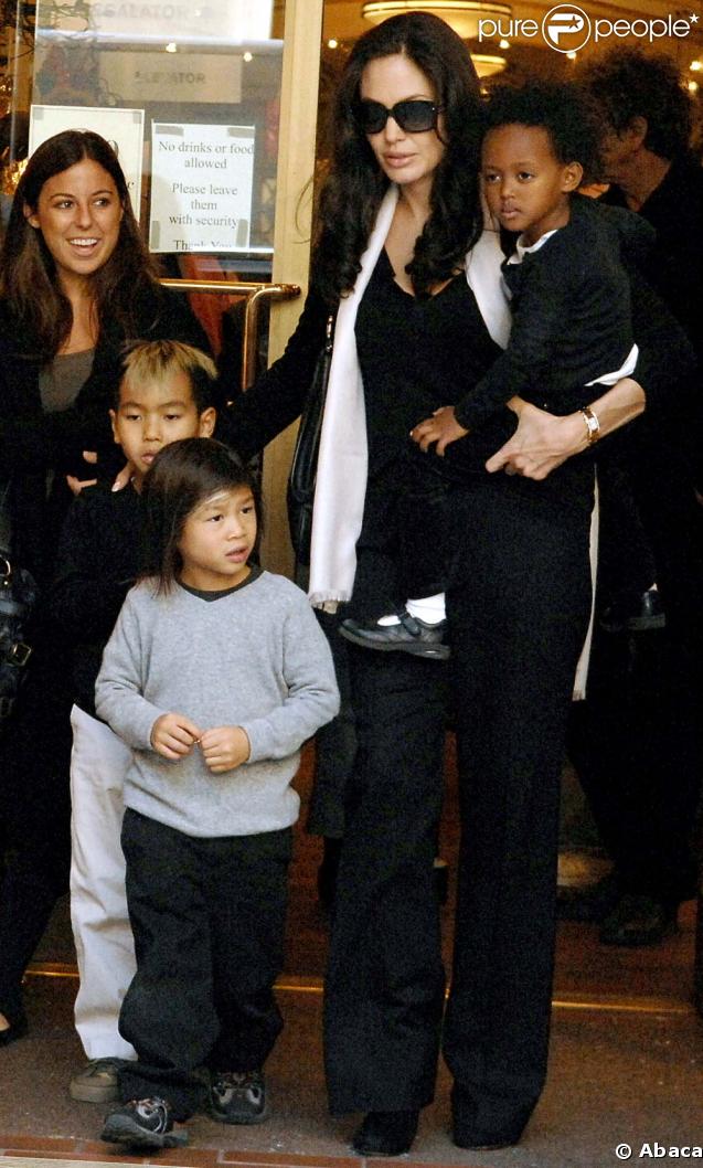 Angelina Jolie et ses trois enfants adoptés : Maddox, né le 5 août 2001 au Cambodge et adopté en 2002 ; Zahara, née le 8 janvier 2005 en Éthiopie et adoptée en 2005 ; Pax Thien, né le 23 novembre 2003 au Vietnam et adopté en 2007. 
