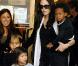 Angelina Jolie et ses trois enfants adoptés : Maddox, né le 5 août 2001 au Cambodge et adopté en 2002 ; Zahara, née le 8 janvier 2005 en Éthiopie et adoptée en 2005 ; Pax Thien, né le 23 novembre 2003 au Vietnam et adopté en 2007. 