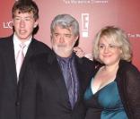 George Lucas a adopté 3 enfants : Amanda en 1981, Katie en 1988 et Jett en 1993.