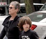 Jamie Lee Curtis et son fils Thomas se promènent dans Beverly Hills (2007)