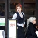 Helena Bonham Carter est devenue serveuse... ah non c'est son nouveau look improbable !