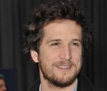 Guillaume Canet et Mlle Agnès au défilé Louis Vuitton hier à Paris