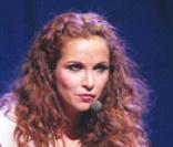 Hélène Ségara, dans le rôle d'Esmeralda, chante Vivre