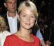 Virginie Efira adopte la jupe taille haute, vêtement qui marque sa sublime taille fine ! 26/08/08 