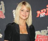 Virginie Efira porte une robe bustier qui souligne sa taille de guêpe. Bravo pour la courte veste à manches ballon ! 01/10/07 