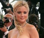 Virginie Efira a été bien conseillée. La simple robe bustier fait tout son effet ! 20/05/06 