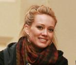 Hilary Duff, qui va collaborer avec Donna Karan porte les boots indispensables de l'hiver : les UGG version beige  