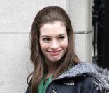 Sur le tournage d'un film, Anne Hathaway n'oublie jamais d'emporter sa paire de UGG pour être à l'aise comme dans des chaussons. 