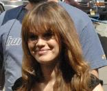 Rachel Bilson n'a pas peur d'accessoiriser sa robe noire à des UGG grises pour reposer ses petits pieds martyrisés dans ses escarpins ! 