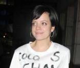 Lily Allen, en décembre 2008, sort du <i>Nobu Park Lane</i> à Londres, vêtue d\'un short, d\'un tee-shirt customisé Chanel et d\'une paire de Ugg gris souris.<br />