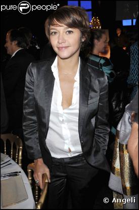 Emma de Caunes, pantalon et veste sur chemise blanche... une classe folle tout en étant sexy