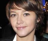 Emma de Caunes, pantalon et veste sur chemise blanche... une classe folle tout en étant sexy 