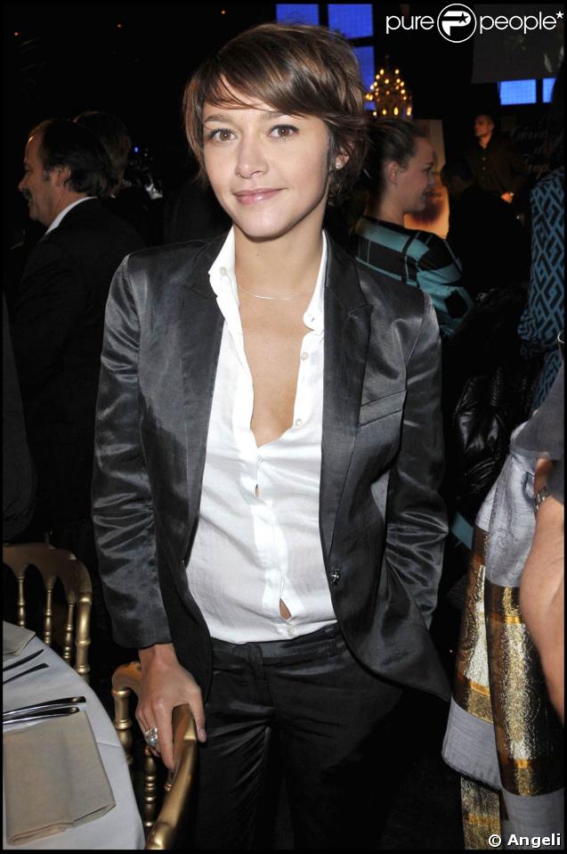 Emma de Caunes, pantalon et veste sur chemise blanche... une classe folle tout en étant sexy 