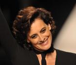 Inès de la Fressange, fabuleuse au défilé Jean-Paul Gaultier