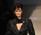 Inès de la Fressange, fabuleuse au défilé Jean-Paul Gaultier
