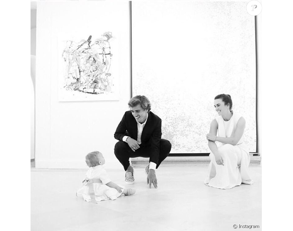 Antoine Griezmann et Erika Choperena avec leur fille Mia, 1 an, photo Instagram du 7 mai 2017, une date spéciale...