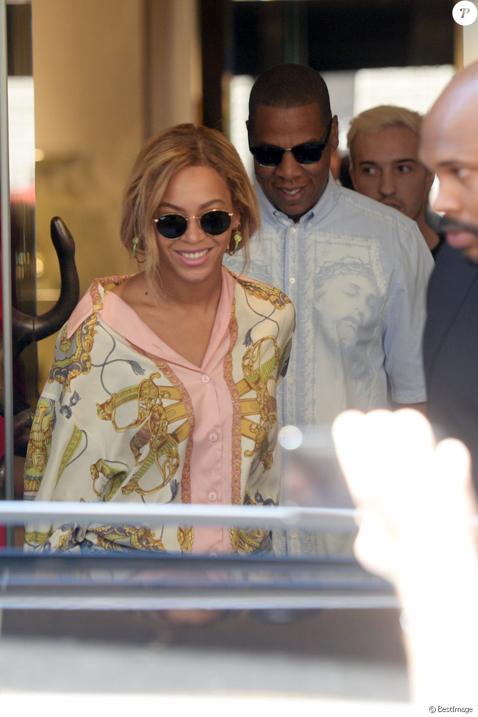 La chanteuse Beyoncé et le chanteur Jay Z sortent du magasin Just Cavalli à Milan, le 18 juillet 2016.