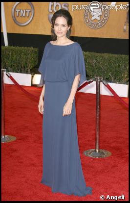 Angelina Jolie porte sa robe Max Azria devant-derrière et crée ainsi un nouveau style qui en a... du style !