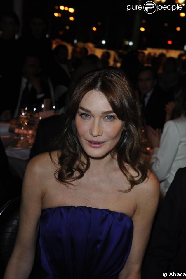Carla Bruni, radieuse au dîner de la mode hier soir à Paris, au profit de la lutte contre le Sida