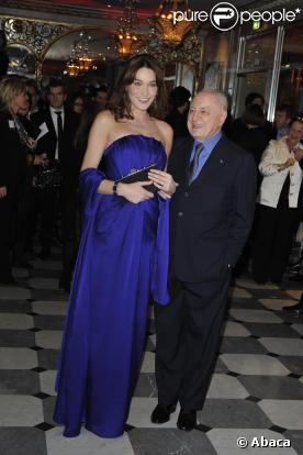 Carla Bruni et Pierre Bergé au dîner de la mode hier soir à Paris, au profit de la lutte contre le Sida