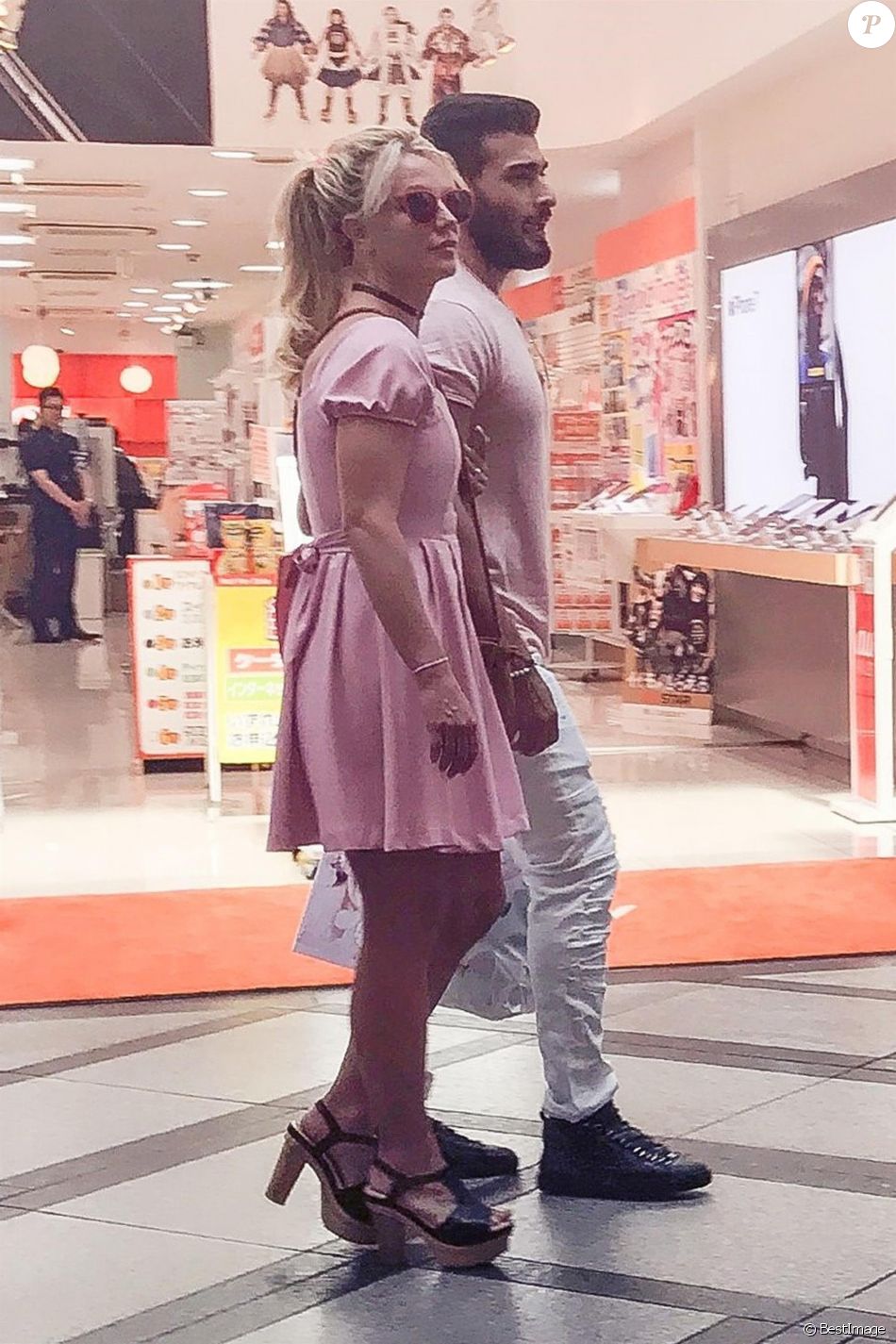 Exclusif - Britney Spears en vacances au Japon se promène avec son compagnon Sam Asghari à Osaka le 8 juin 2017.