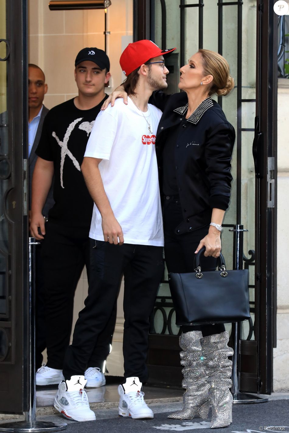 Céline Dion et son fils René-Charles Angelil sortent de l'hôtel Royal Monceau à Paris le 7 juillet 2017.