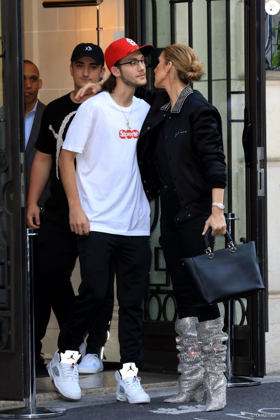 Céline Dion et son fils René-Charles Angelil sortent de l'hôtel Royal Monceau à Paris le 7 juillet 2017.