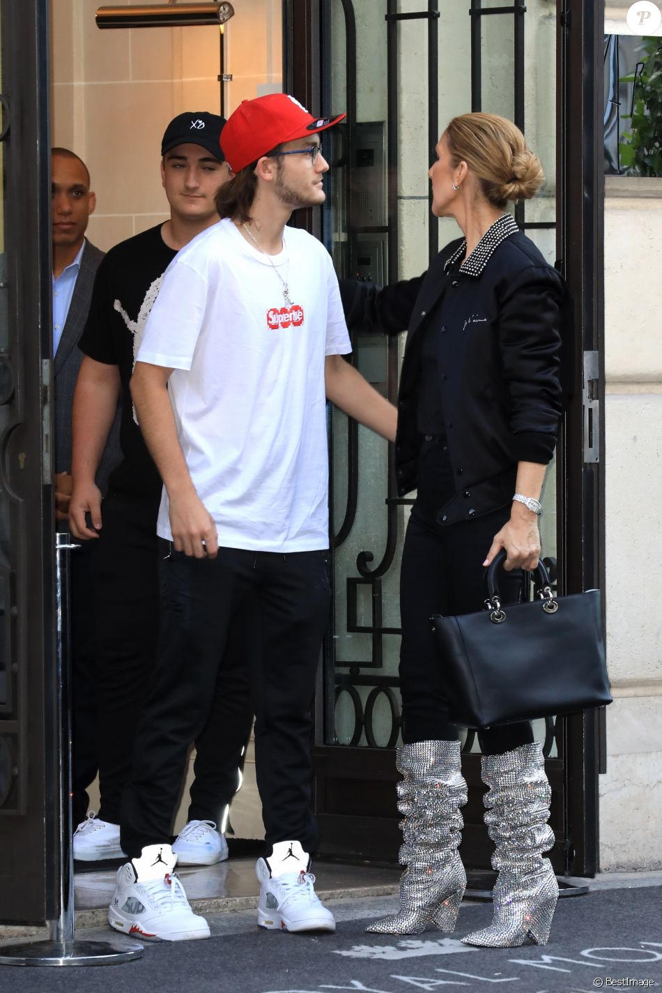 Céline Dion et son fils René-Charles Angelil sortent de l'hôtel Royal Monceau à Paris le 7 juillet 2017.