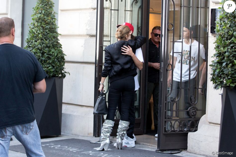 Céline Dion et son fils René-Charles Angelil sortent de l'hôtel Royal Monceau à Paris le 7 juillet 2017.